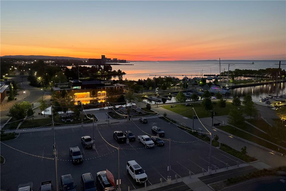 Die Weite des Sees am Abend, wenn das Wetter gnädig ist: Sonnenuntergang in Thunder Bay.Christoph Jänsch/dpa-tmn
