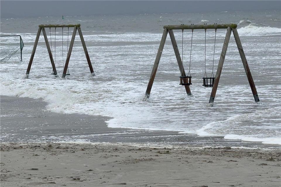 Die Wellen reichten auf Norderney teilweise bis an die Dünen, auch ein Spielplatz stand unter Wasser.Volker Bartels/dpa