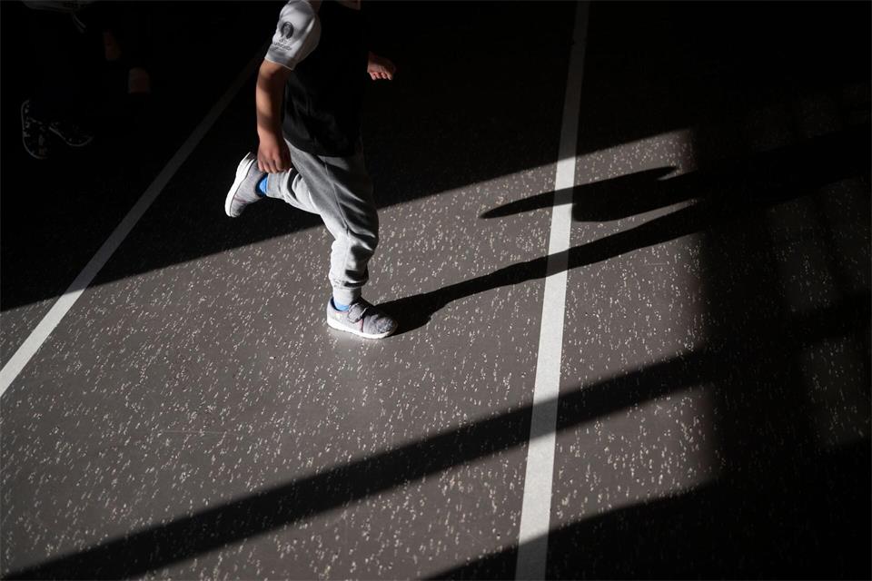 Die Weltgesundheitsorganisation empfiehlt für Drei- und Vierjährige mindestens 180 Minuten Bewegung über den Tag verteilt. (Symbolbild)Marijan Murat/dpa