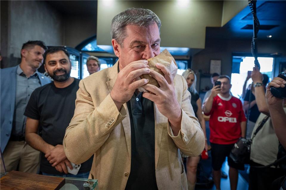 Die Weltlage sei ernst geworden - das will Bayerns Ministerpräsident Markus Söder (CSU) künftig auch bei seinen Social-Media-Auftritten berücksichtigen - und nicht mehr ganz so viele Döner-Fotos posten (Archivbild). Peter Kneffel/dpa