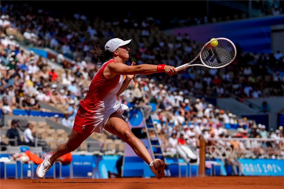 Die Weltranglisten-Erste Iga Swiatek gewinnt die erste Olympia-Medaille im Tennis für Polen.
