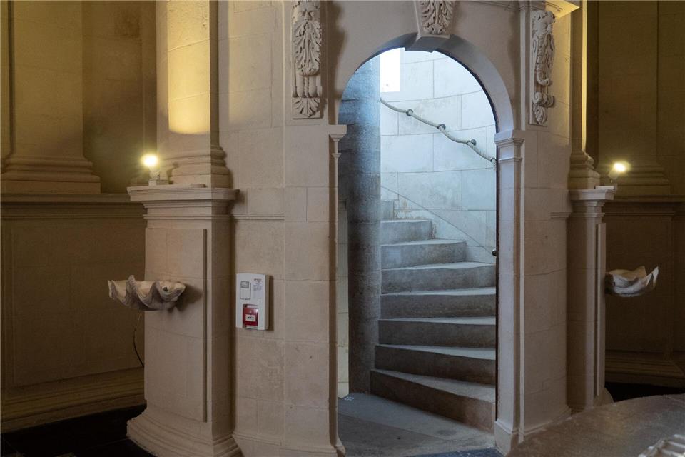 Die Wendeltreppe windet sich zur Kapelle, die weltweit als Unikat in einem Leuchtturm mitten auf See gilt.Andreas Drouve/dpa-tmn