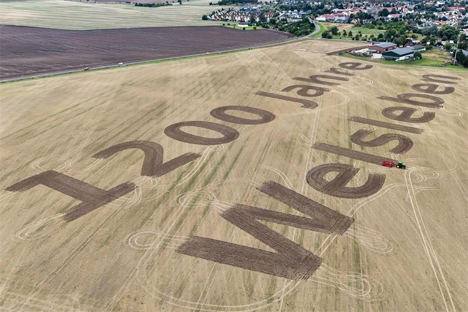 Die Werbung für das Welsleber Dorfjubiläum ist von der A14 aus gut zu sehen.  Peter Gercke/dpa