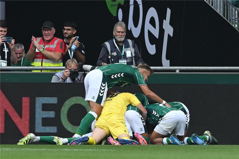 Die Werder-Spieler bejubeln das späte 3:3 gegen Leverkusen.Carmen Jaspersen/dpa