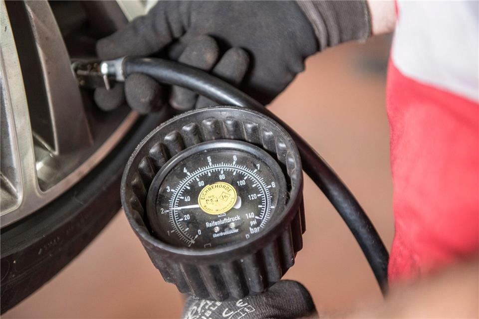 Die Werte für den richtigen Reifendruck gibt der Autohersteller in der Bedienungsanleitung vor.picture alliance / dpa Themendienst