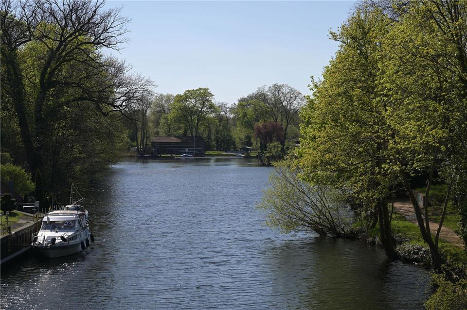 Die Werte sollen in der Nacht zu Dienstag bis zwei Grad und in der Folgenacht bis minus ein Grad sinken, wobei Frost in Bodennähe möglich ist. (Symbolbild)Michael Bahlo/dpa