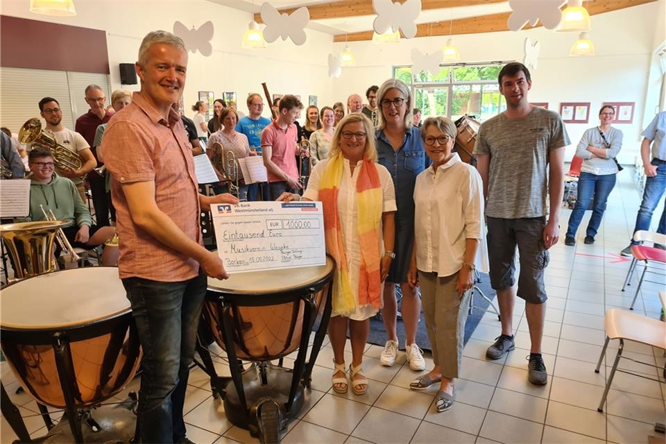 Die Weseker freuten sich über den 1000-Euro-Scheck von der Bürgerstiftung Aktive Bürger.