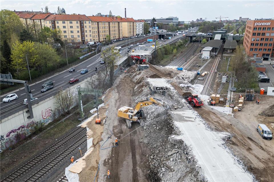 Die Westendbrücke wurde im April dieses Jahres abgerissen, der Neubau beginnt nun. (Archivbild)Hannes P Albert/dpa