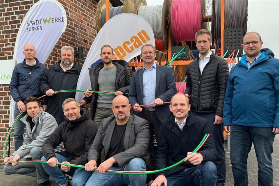 Die Westmünsterland-Glasfasergesellschaft und Vertreter der Kommunen Schermbeck, Hünxe und Hamminkeln haben über den Stand der Glasfaser-Ausbauarbeiten in den drei Kommunen berichtet.