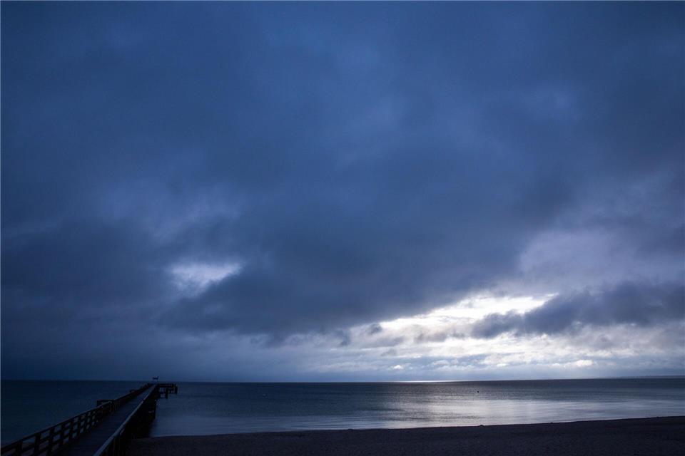 Die Wetteraussichten für den Norden sehen in den kommenden Tagen eher schlecht aus. (Symbolbild)Jens Büttner/dpa
