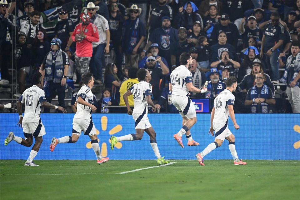 Die Whitecaps jubelten über zwei Tore in den ersten zehn Minuten.Denis Poroy/AP/dpa