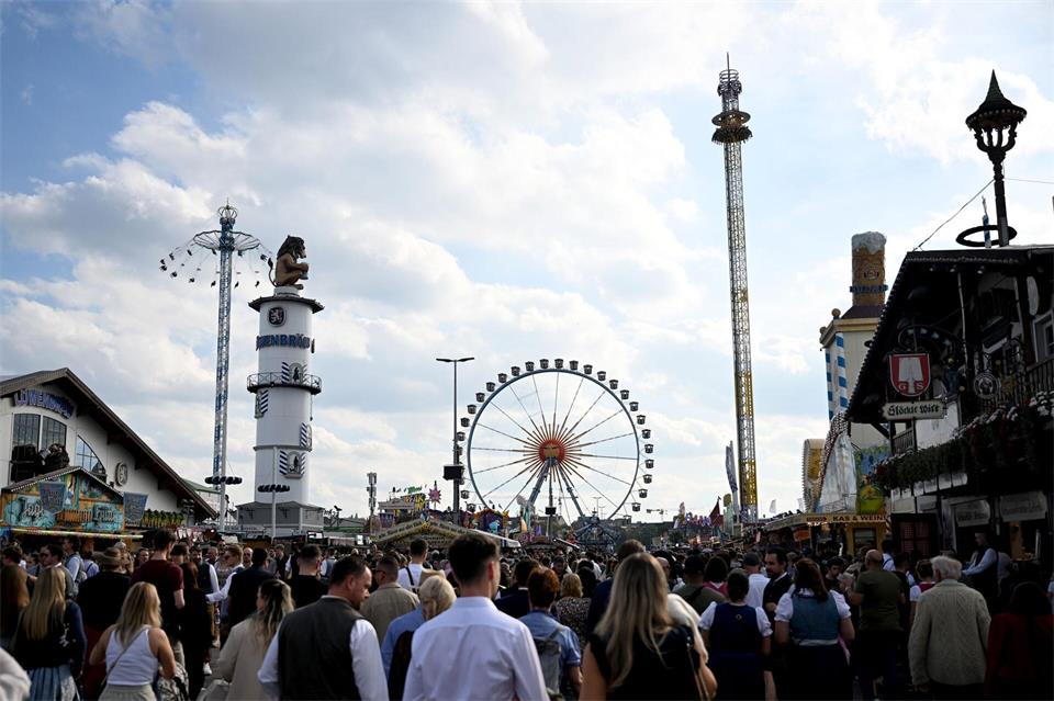 Die Wiesn gehört zur Münchner DNA - entsprechend groß war in den letzten Monaten die Aufregung über den Streit um die Festzelte. (Archivbild)Felix Hörhager/dpa