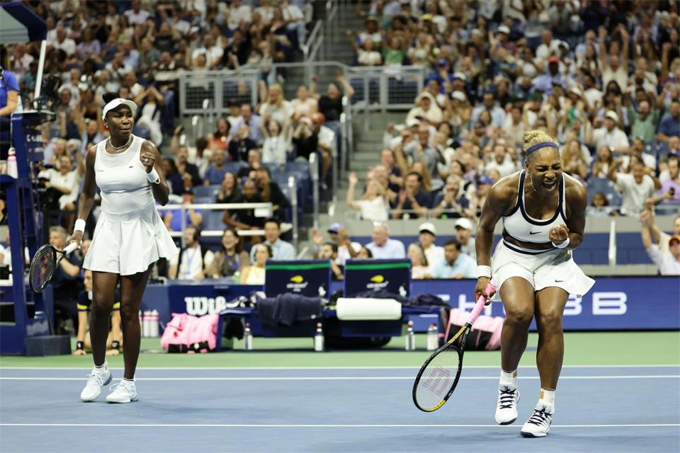 Die Williams-Schwestern wurden vom Publikum lautstark angefeuert. Adam Hunger/AP/dpa