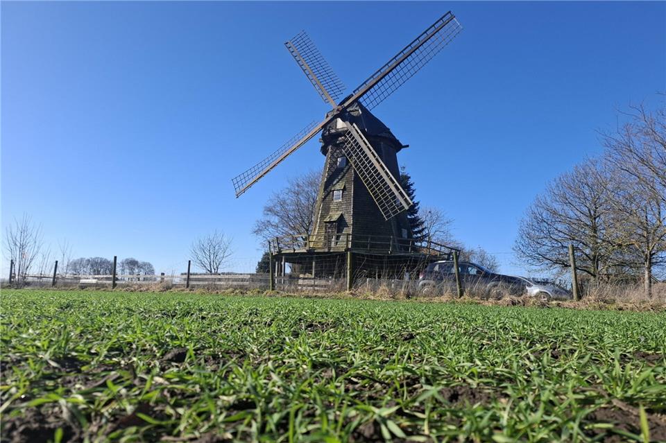 Die Windmühle in Coesfeld-Lette wird instandgesetzt. Dafür werden dieFlügel abmontiert und die Kappe entfernt.