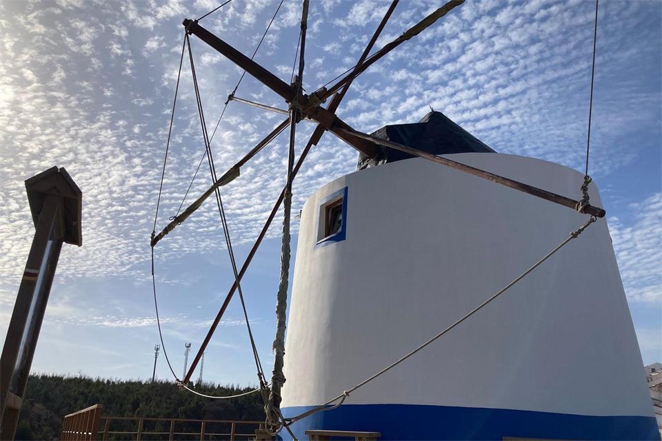 Die Windmühle von Odeceixe ist ein Museum. Ihr Mahlwerk funktioniert aber noch und wird für Touristen in Gang gesetzt.Friedemann Kohler/dpa