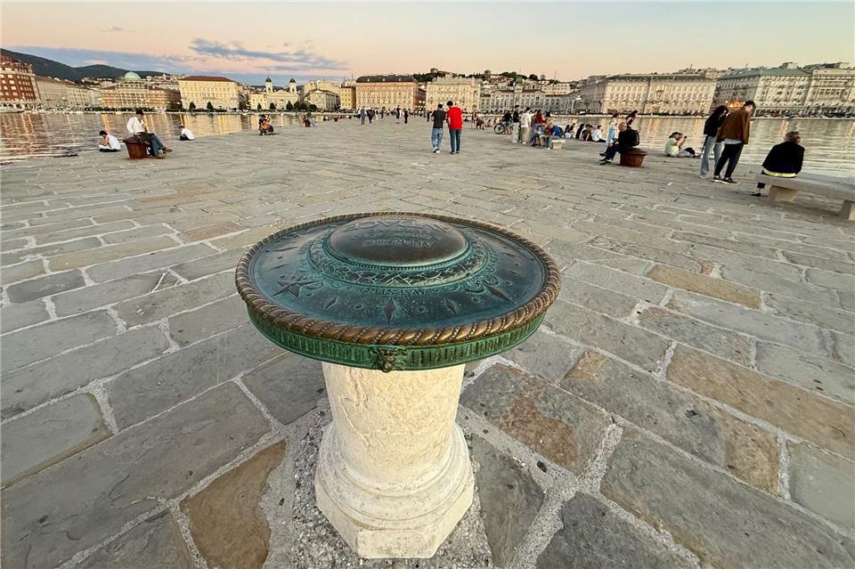 Die Windrose auf einem Natursteinsockel befindet sich am Ende der Molo Audace.Wolfgang Stelljes/dpa-tmn