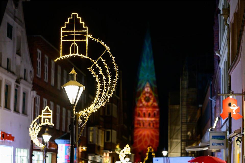 Die Winterbeleuchtung sei in der heutigen Zeit wichtiger denn je, betont eine Sprecherin der Stadt Lüneburg.Philipp Schulze/dpa