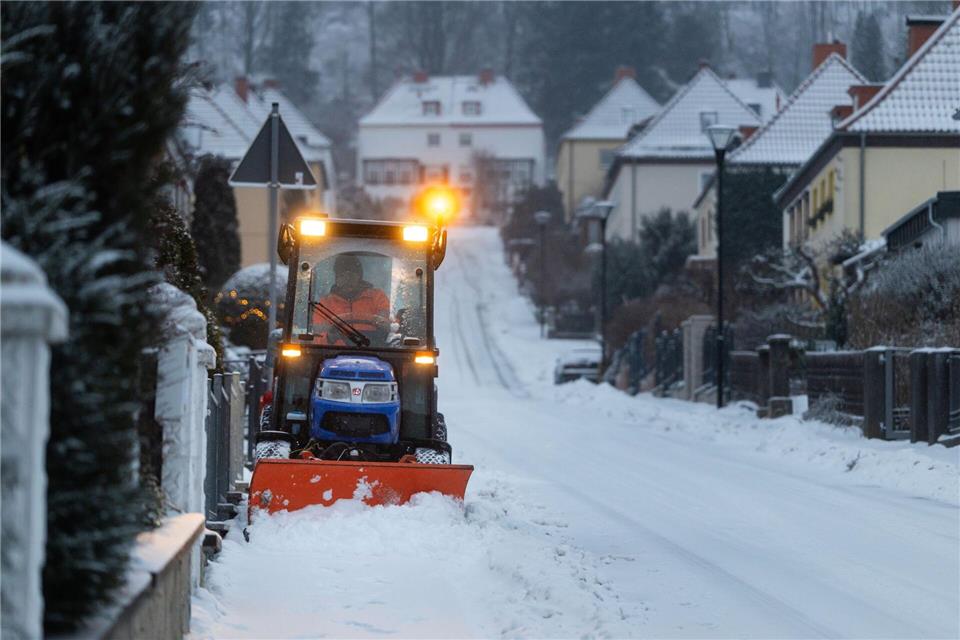 Die Winterdienste haben allerhand zu tun.Michael Reichel/dpa