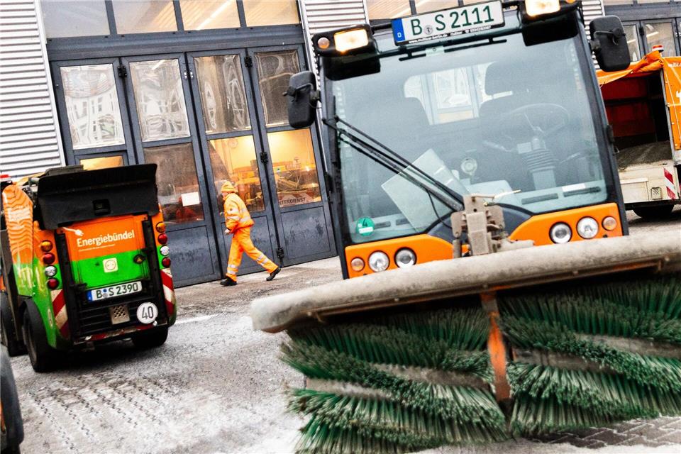 Die Winterdienste haben im Januar alle Hände voll zu tun. (Archivbild)Carsten Koall/dpa