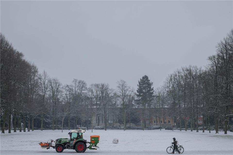 Die Winterdienste haben in Niedersachsen auch am Mittwoch viel zu tun. David-Wolfgang Ebener/dpa