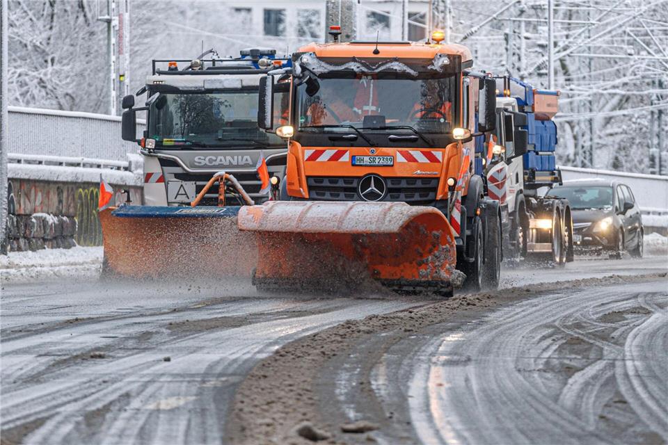 Die Winterdienste in Hamburg und Schleswig-Holstein sind im Dauereinsatz.Markus Scholz/dpa