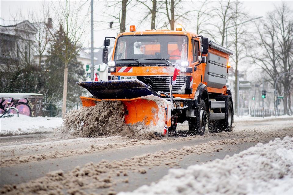Die Winterdienste waren etwa in Niedersachsen im Dauereinsatz. Hauke-Christian Dittrich/dpa
