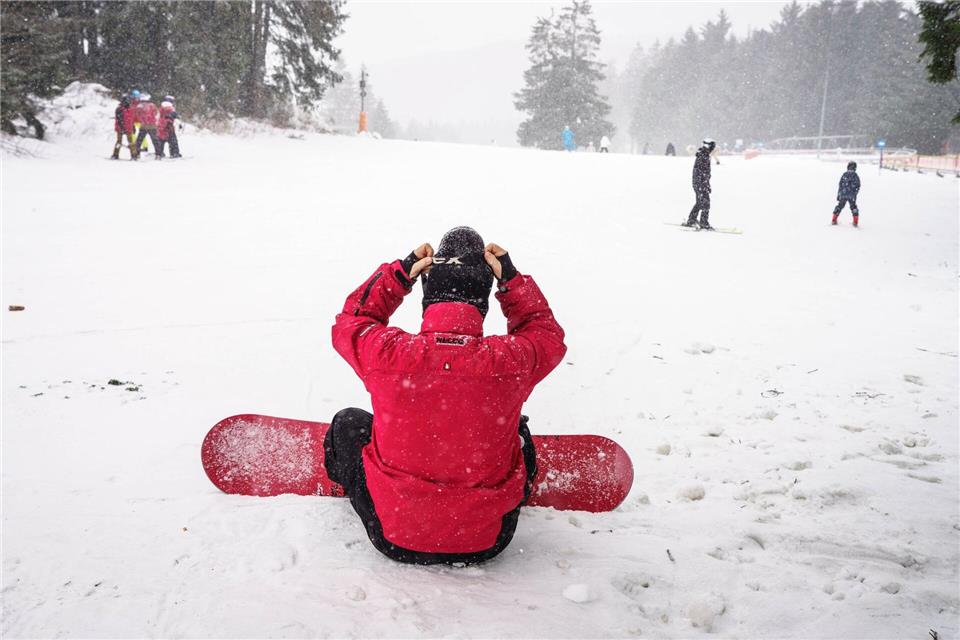 Die Wintersportsaison auf Hessens Bergen läuft auf Hochtouren. (Archivbild)Frank Rumpenhorst/dpa