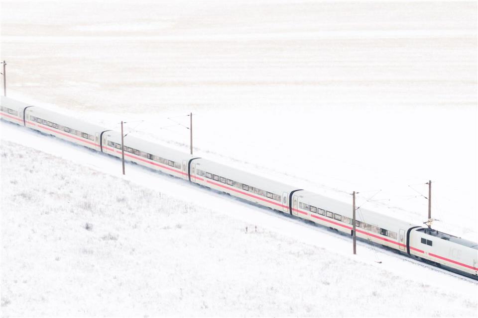Die Winterwitterung stellt die Deutsche Bahn derzeit zwischen Berlin und Hannover vor Probleme. (Archivbild)Julian Stratenschulte/dpa