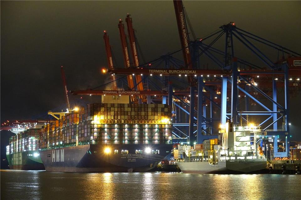 Die Wirtschaft hat sich in den einzelnen Bundesländern sehr unterschiedlich entwickelt. Hamburg, dessen Hafen hier zu sehen ist, hat zugelegt. (Archivbild) Friedemann Kohler/dpa