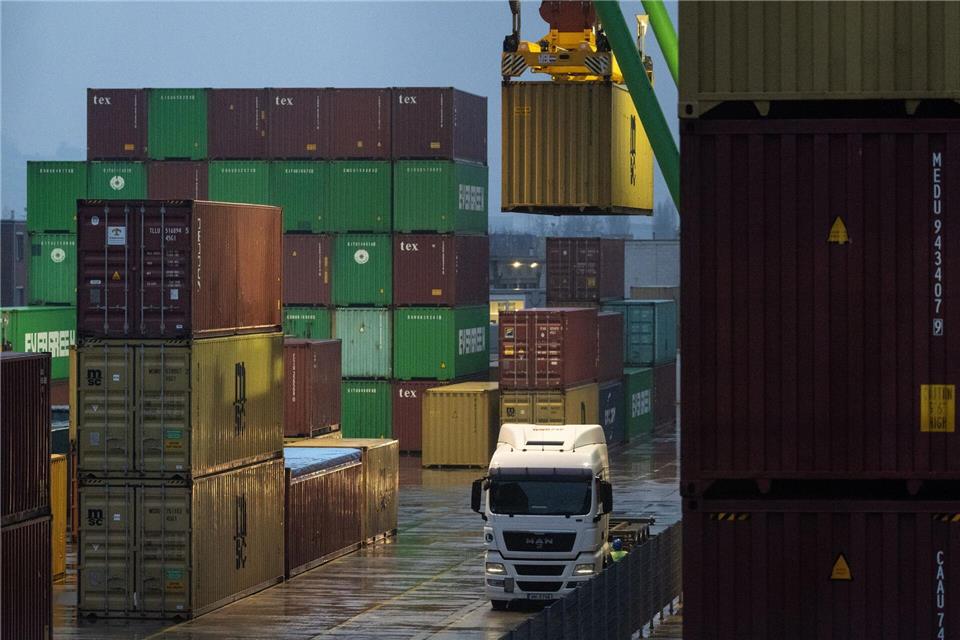 In sieben Bundesländern schrumpft die Wirtschaft Die Wirtschaft hat sich in den einzelnen Bundesländern sehr unterschiedlich entwickelt. In Baden-Württemberg - hier zu sehen der Hafen Stuttgart - ging es nach unten. (Archivbild)Marijan Murat/dpa