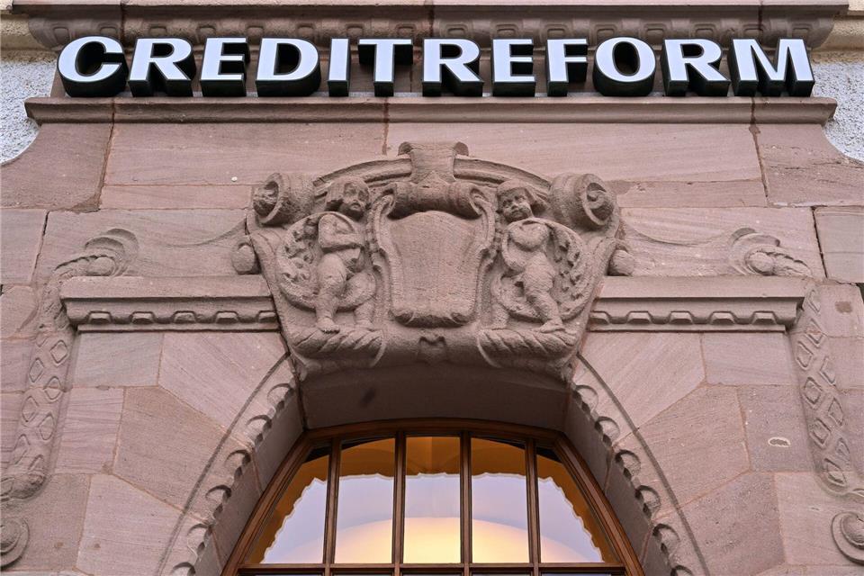 Die Wirtschaftsauskunftei Creditreform hat die Zahl der Firmeninsolvenzen für das erste Halbjahr hochgerechnet. (Archivbild)Martin Schutt/dpa