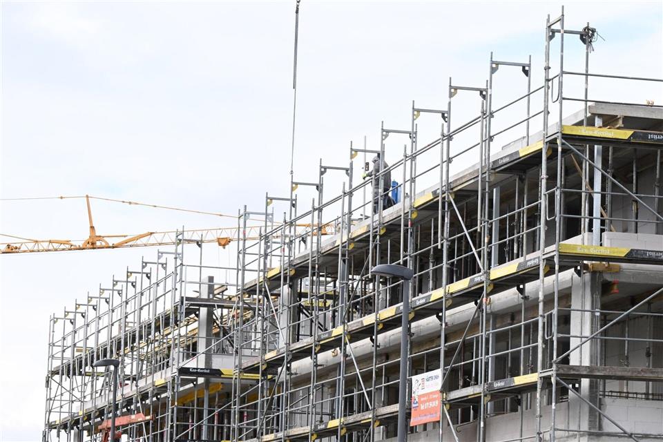 Die Wirtschaftsleistung im Baugewerbe Nordrhein-Westfalens ist im vergangenen Jahr preisbereinigt gesunken, und zwar um 2,0 Prozent. Insgesamt legte das Bruttoinlandsprodukt in NRW aber um 0,3 Prozent zu, wie das Statistische Landesamt berichtete. (Symbolbild)Bernd Weißbrod/dpa