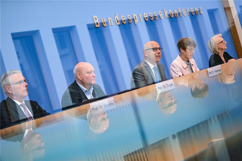 Die „Wirtschaftsweisen“ warnen vor explodierenden Kosten, sollte es keine Reformen in der gesetzlichen Kranken- und Pflegeversicherung geben.Britta Pedersen/dpa
