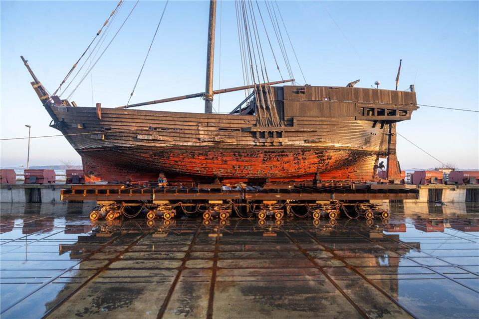 Die „Wissemara“ kam Ende vergangenen Jahres für Reparaturen auf die Werft in Stralsund. (Archivbild)Stefan Sauer/dpa