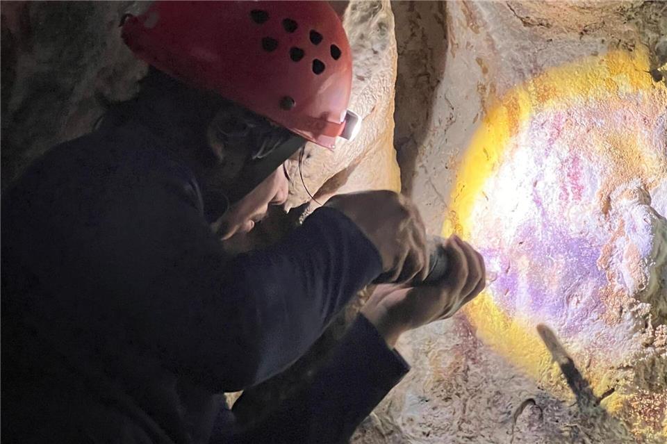 Die Wissenschaftler entdeckten eine Hand-Schablone, die mindestens 67.800 Jahre alt ist.Maxime Aubert/Griffith University/dpa