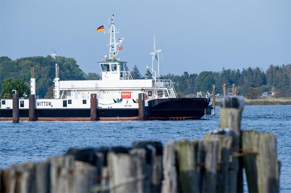Die „Wittow“ soll den Job der „Vitte“ als Hiddensee-Fähre übernehmen und durch ein Hybridsystem weniger Diesel verbrauchen.Stefan Sauer/dpa