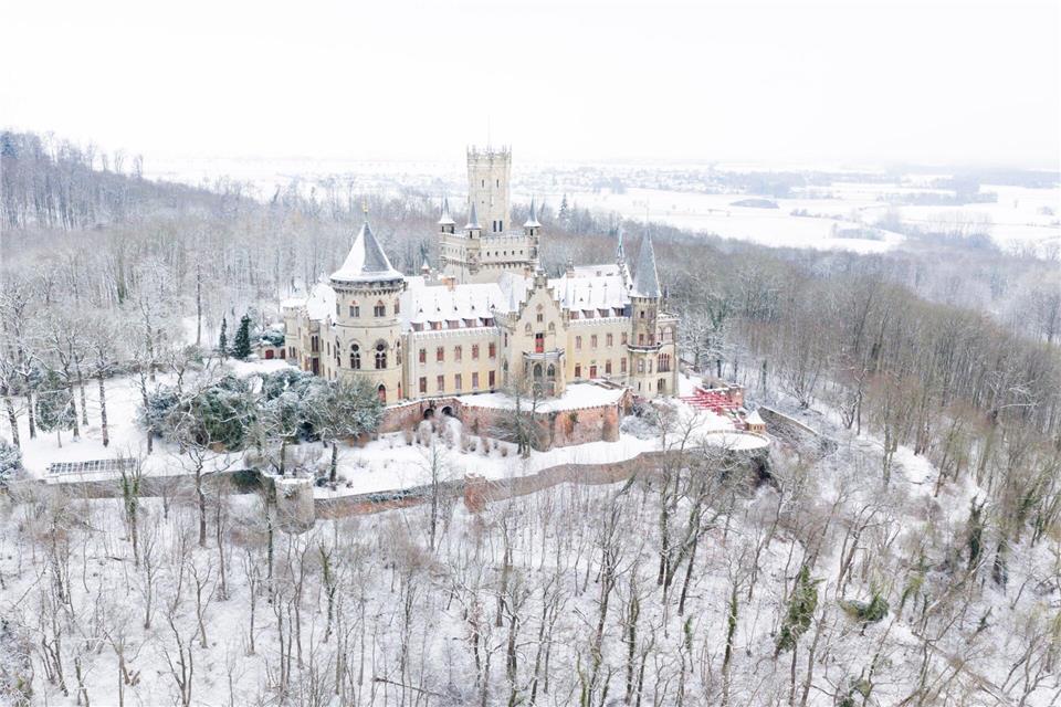 Die Woche beginnt vielerorts mit Schnee wie hier an Schloss Marienburg.Julian Stratenschulte/dpa
