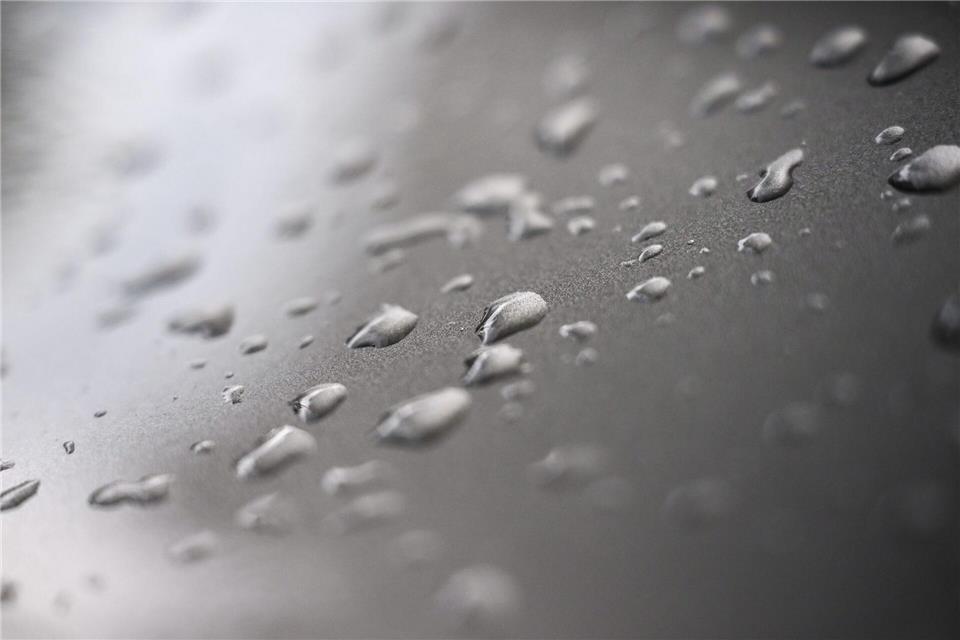 Die Woche startet mancherorts mit Regen. (Symbolbild)Britta Pedersen/dpa
