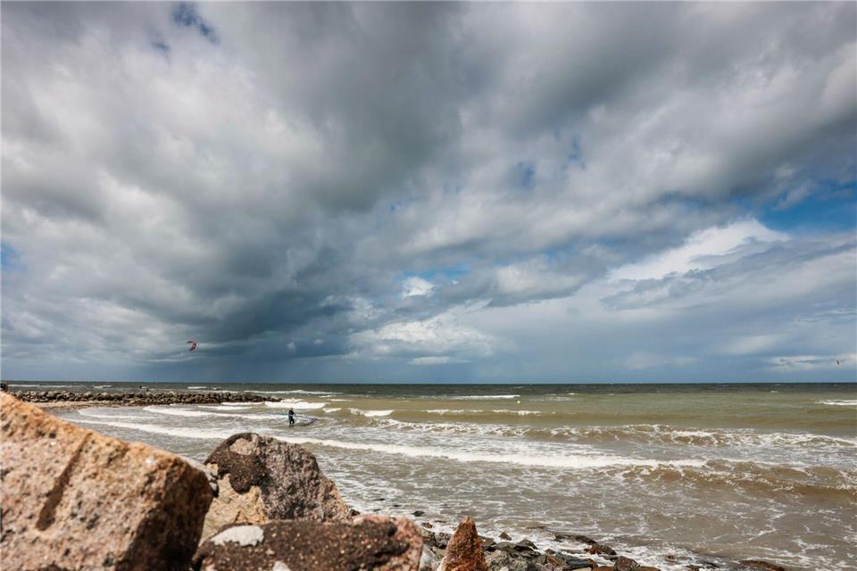 Die Woche startet mit gleichbleibenden Temperaturen um die 20 Grad, aber mit dichten Wolken, Schauern und Gewittergefahr. (Symbolbild)Frank Molter/dpa