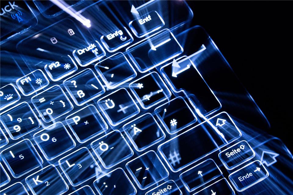 Die Wohnungsgesellschaft in Senftenberg war plötzlich offline: Nach einem Cyberangriff fielen Telefone und IT-Netz am 8. September aus. (Symbolbild)Sebastian Gollnow/dpa