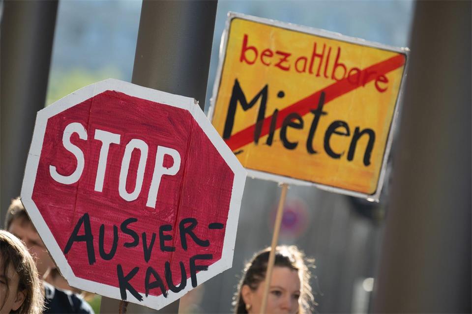 Die Wohnungskrise treibt die Menschen in Berlin seit Jahren um. (Archivbild)Sebastian Christoph Gollnow/dpa
