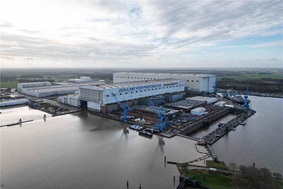 Die Wolken über der Meyer Werft in Papenburg werden weniger – neue Aufträge für Kreuzfahrtschiffe garantieren die Auslastung für die kommenden zehn Jahre.Lars Penning/dpa