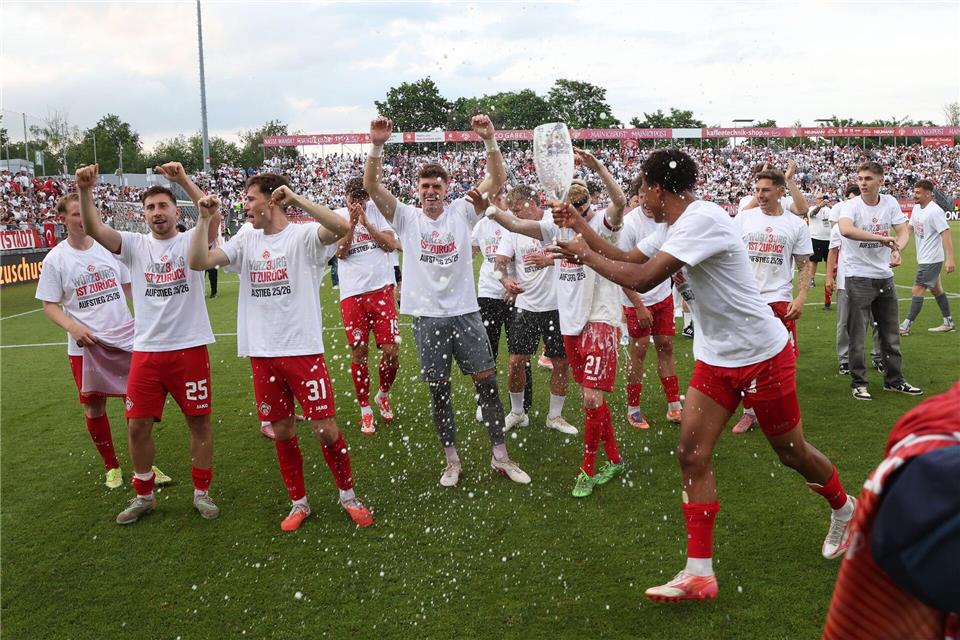 Die Würzburger Kickers ließen es nach der Relegation krachen. (Archivbild)Karl-Josef Hildenbrand/dpa