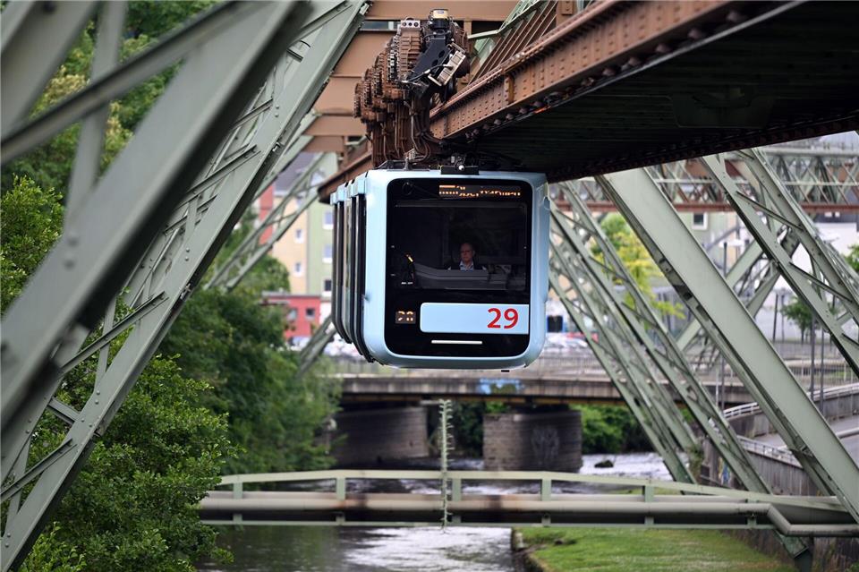 Tuffi-Bilder im Museum - Foto vom Elefantensturz gab es nie Die Wuppertaler Schwebebahn. Die Fahrtstrecke führt größtenteils direkt über der Wupper entlang. Federico Gambarini/dpa