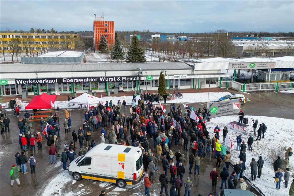 Die Wurstfabrik in Britz bei Eberswalde soll schließen - dagegen gibt es Protest von Beschäftigten.Patrick Pleul/dpa