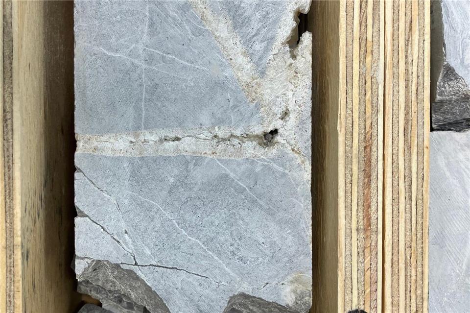 Die Zahl an der Seite zeigt die Tiefe. Volker Danisch/dpa