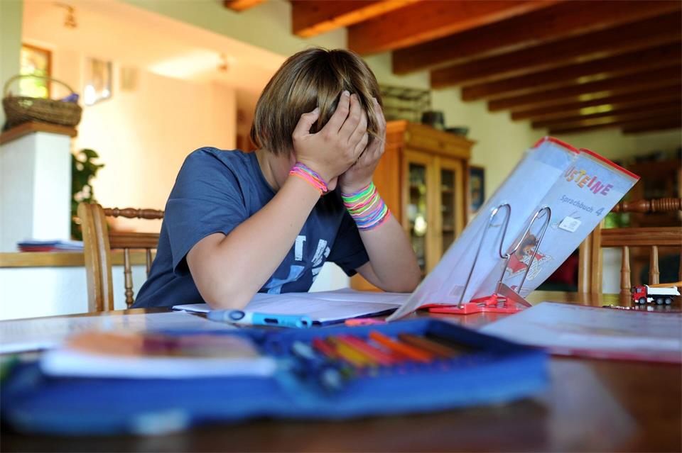 Die Zahl der ADHS-Neudiagnosen bei Kindern und Jugendlichen steigt. (Symbolbild)Julian Stratenschulte/dpa/dpa-tmn