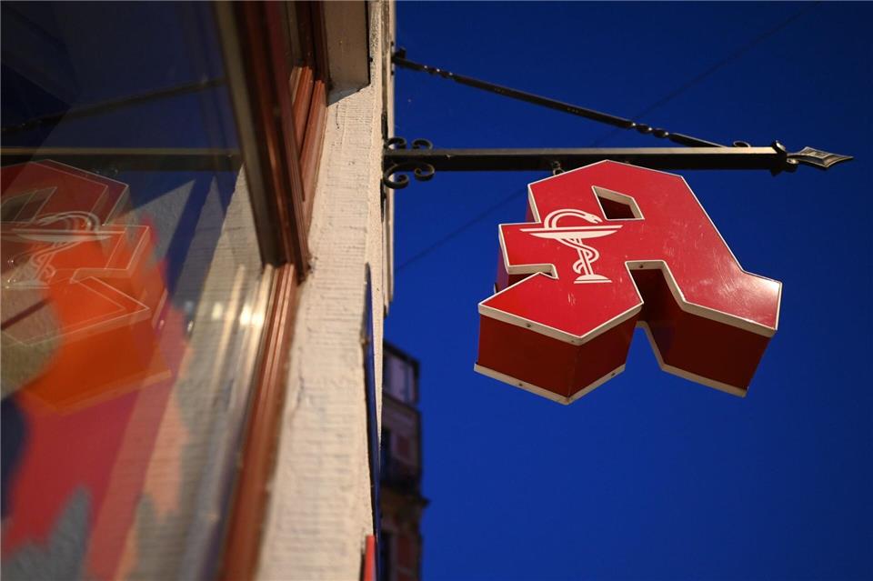 Die Zahl der Apotheken in Sachsen geht seit Jahren zurück. (Symbolbild)Robert Michael/dpa