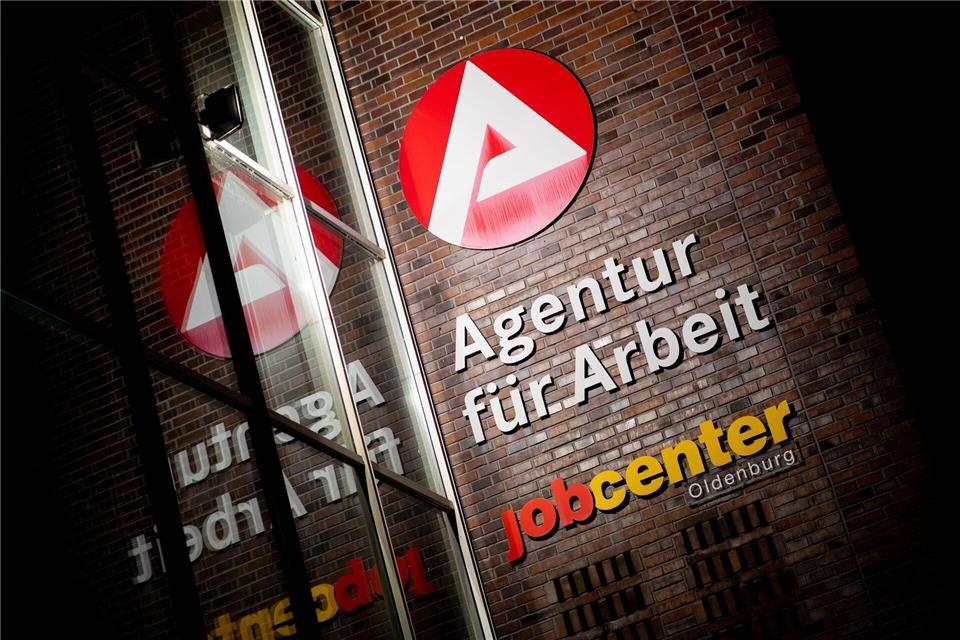 Die Zahl der Arbeitslosen in Bremen ist leicht gesunden - bleibt aber weiter hoch. (Archivbild)Hauke-Christian Dittrich/dpa