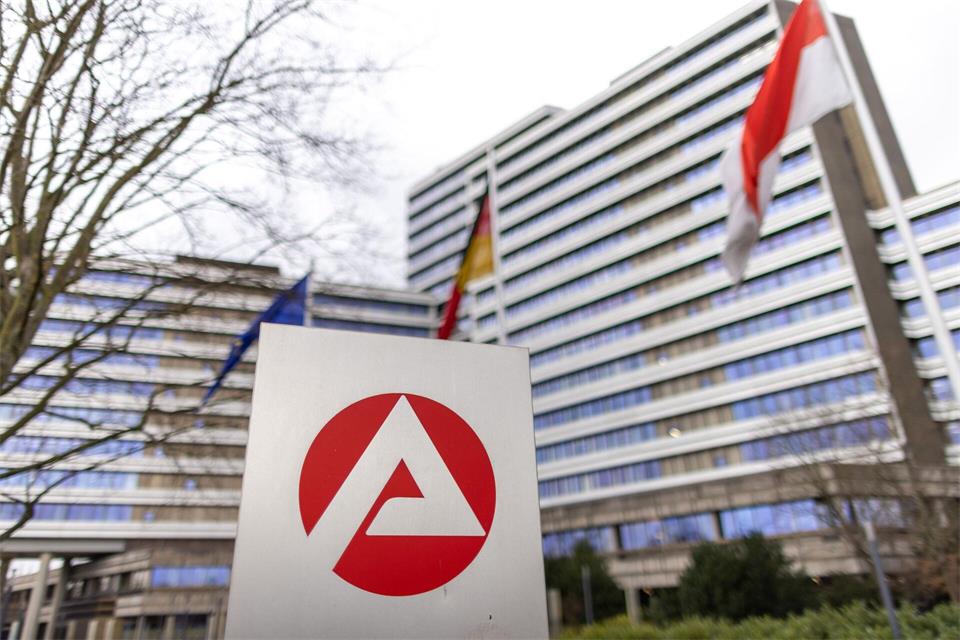 Die Zahl der Arbeitslosen in Deutschland ist im Oktober um 40.000 gesunken. (Archivbild) Daniel Karmann/dpa
